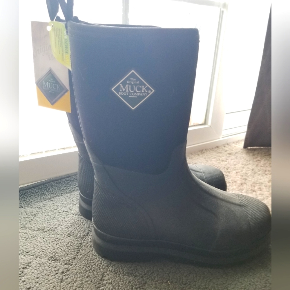 Big kids size 6 Muck Boots, Barn boots, rain boots